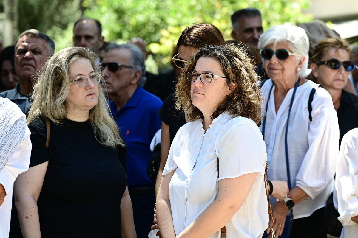 Κηδεία Στέλιου Ράμφου: Στα λευκά η σύζυγος και μία κόρη του – Τι αποκάλυψε ο ιερέας για τις τελευταίες στιγμές του 16 Στα λευκά μία από τις κόρες του Στέλιου Ράμφου
