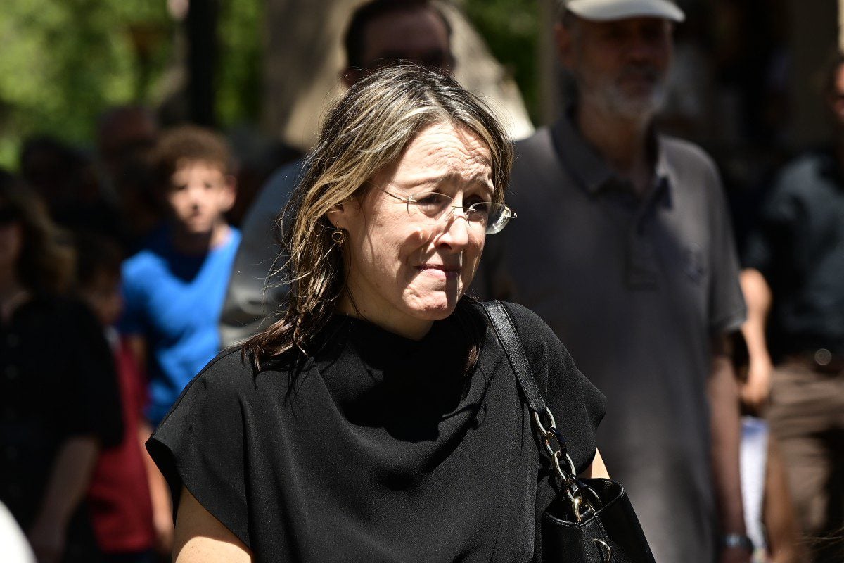 Κηδεία Στέλιου Ράμφου: Στα λευκά η σύζυγος και μία κόρη του – Τι αποκάλυψε ο ιερέας για τις τελευταίες στιγμές του 15 Μία από τις κόρες του Στέλιου Ράμφου