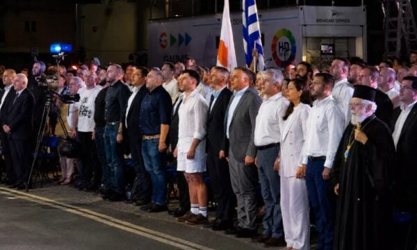 Κύπρος: Αντιδράσεις για την εμφάνιση του Φειδία Παναγιώτου με σορτς στην εκδήλωση μνήμης Ισαάκ – Σολωμού