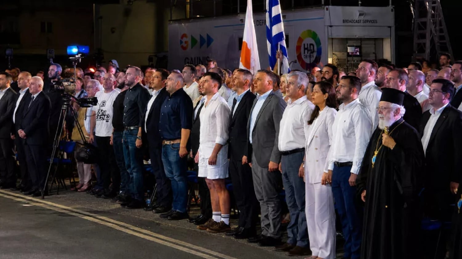 Κύπρος: Αντιδράσεις για την εμφάνιση του Φειδία Παναγιώτου με σορτς στην εκδήλωση μνήμης Ισαάκ – Σολωμού