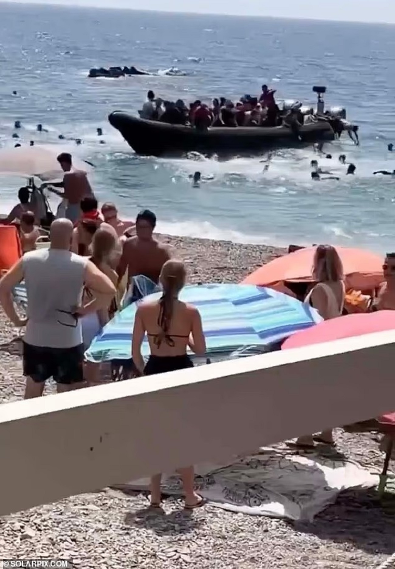 Ισπανία: Τουλάχιστον 60 μετανάστες αποβιβάστηκαν σε παραλία με εκατοντάδες λουόμενους – ΒΙΝΤΕΟ 9 ΙΣΠΑΝΙΑ – ΜΕΤΑΝΑΣΤΕΣ - ΦΩΤΟΓΡΑΦΙΕΣ: DAILYMAIL