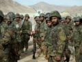 Ιστορικό βίντεο: Αμερικανός στρατιωτικός προσπαθεί να κάνει στρατιωτική εκπαίδευση σε Αφγανούς