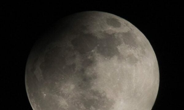 Ουκρανία: Κατέγραψαν γιγαντιαία UFO πάνω και γύρω από τη Σελήνη