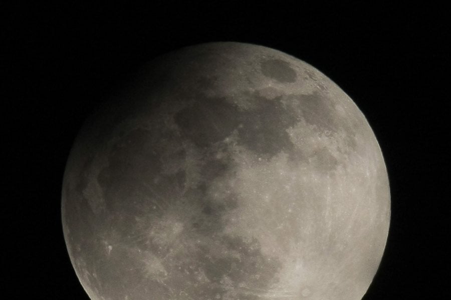Ουκρανία: Κατέγραψαν γιγαντιαία UFO πάνω και γύρω από τη Σελήνη