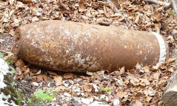 Βρήκαν σοβιετική βόμβα μισού τόνου στον κήπο του σπιτιού τους
