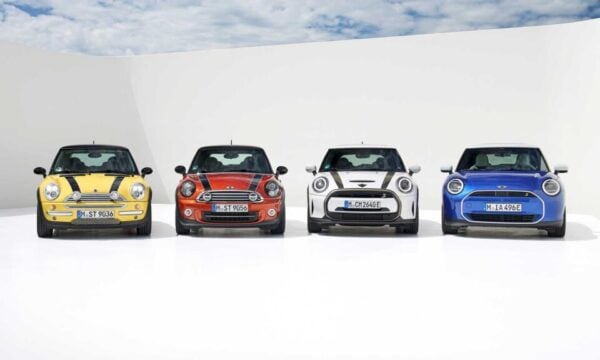 MINI: 25 χρόνια σερί με κεφαλαία