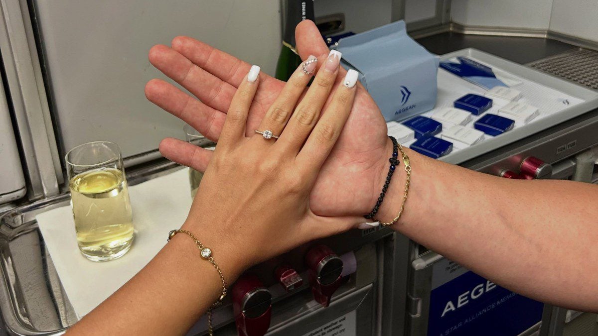 Παρουσιάστρια δέχτηκε πρόταση γάμου στον αέρα: «Είπα το πιο όμορφο “ΝΑΙ”»