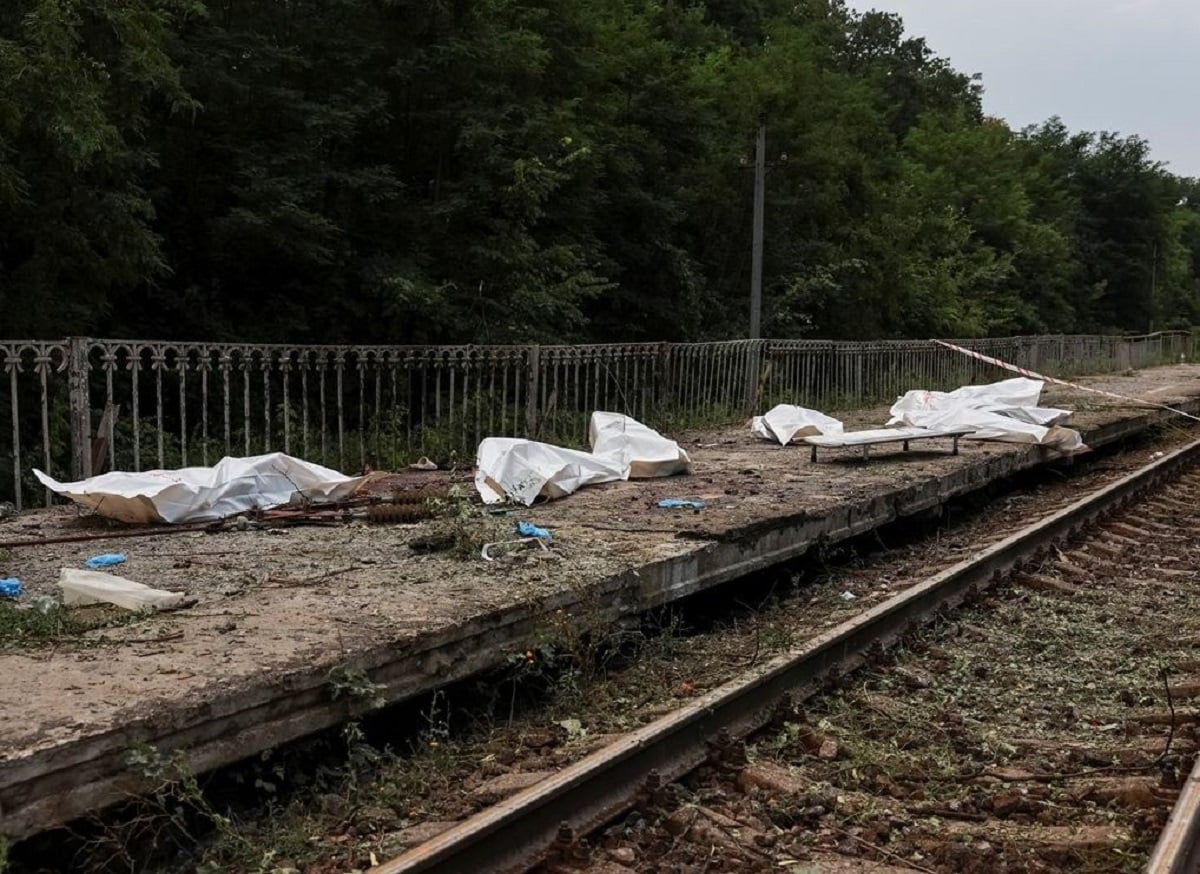 Κίεβο: Τουλάχιστον 17 νεκροί από τη ρωσική επίθεση 11 Εικόνα από τον σιδηροδρομικό σταθμό του Κβίτνεβε μετά τη φονική ρωσική επίθεση. Φωτογραφία: Reuters