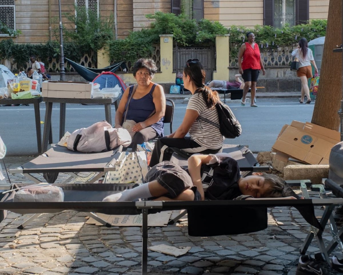 Ρώμη: Εκατοντάδες άνθρωποι έμειναν στον δρόμο μετά από εκκένωση κατάληψης – Κοιμούνται σε σκηνές μέσα στον καύσωνα 9 Περισσότεροι από 200 άνθρωποι κοιμούνται σε σκηνές έξω από το κτίριο του Spin Time Labs, ενώ άλλοι φιλοξενούνται από φίλους και συγγενείς. Φωτογραφία: Claudia Deganutti