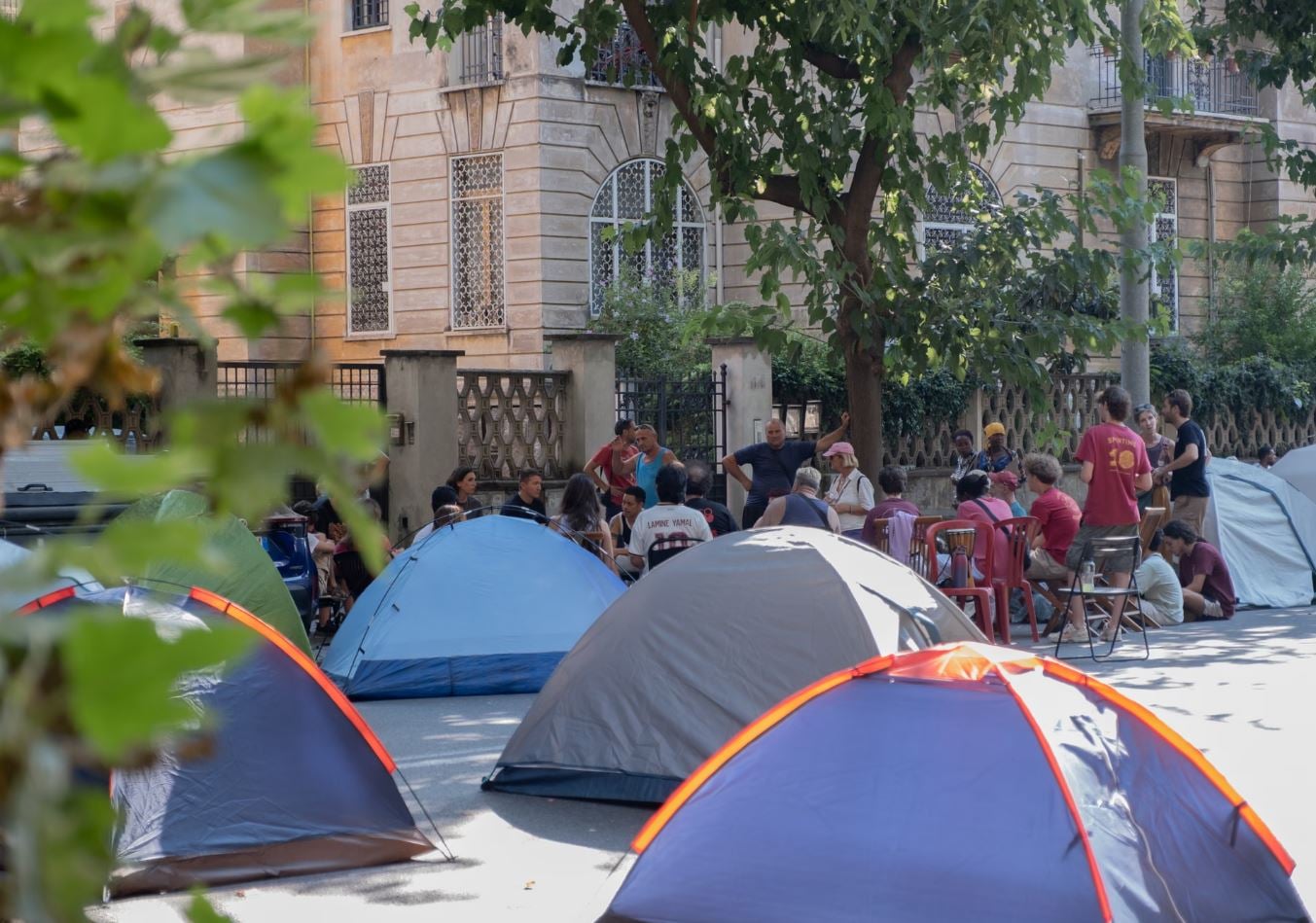 Ρώμη: Εκατοντάδες άνθρωποι έμειναν στον δρόμο μετά από εκκένωση κατάληψης – Κοιμούνται σε σκηνές μέσα στον καύσωνα 8 Πρώην κάτοικοι του κτιρίου Spin Time Labs κοιμούνται σε σκηνές στη Ρώμη, εν μέσω ακραίων θερμοκρασιών. Φωτογραφία: Claudia Deganutti