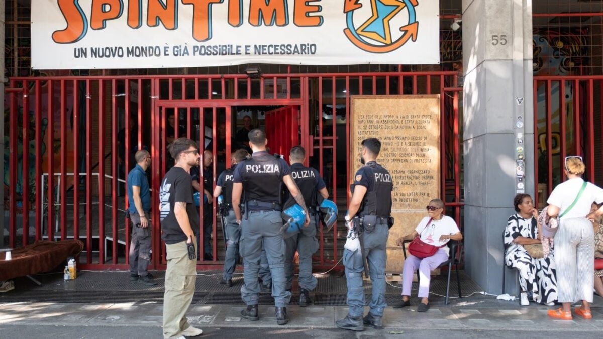 Ρώμη: Εκατοντάδες άνθρωποι έμειναν στον δρόμο μετά από εκκένωση κατάληψης – Κοιμούνται σε σκηνές μέσα στον καύσωνα 3 Ρώμη: Εκατοντάδες άνθρωποι έμειναν στον δρόμο μετά από εκκένωση κατάληψης – Κοιμούνται σε σκηνές μέσα στον καύσωνα