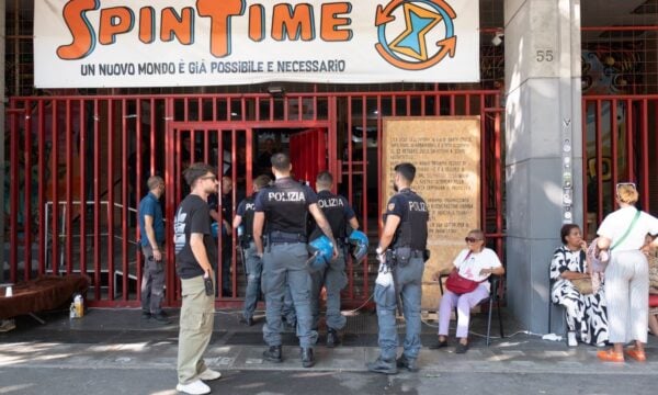 Ρώμη: Εκατοντάδες άνθρωποι έμειναν στον δρόμο μετά από εκκένωση κατάληψης – Κοιμούνται σε σκηνές μέσα στον καύσωνα