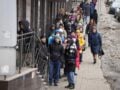 Washington Post: Οι Ρώσοι σηκώνουν μαζικά μετρητά υπό τον φόβο ότι ο Πούτιν θα δεσμεύσει τις καταθέσεις τους