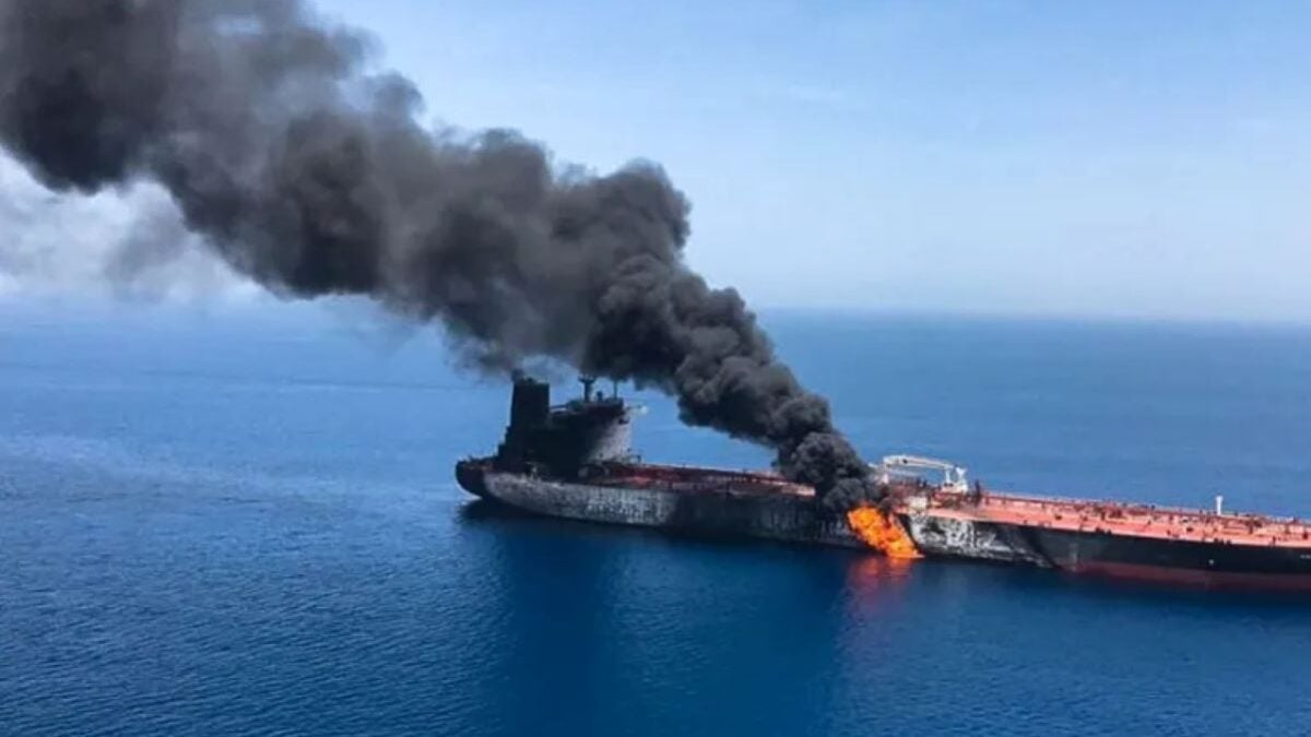 Ερυθρά Θάλασσα: Σαουδαραβικό πετρελαιοφόρο στις φλόγες έπειτα από επίθεση στα ανοιχτά του Γιανμπού 1 Ερυθρά Θάλασσα: Σαουδαραβικό πετρελαιοφόρο στις φλόγες έπειτα από επίθεση στα ανοιχτά του Γιανμπού