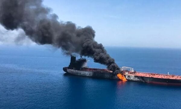 Ερυθρά Θάλασσα: Σαουδαραβικό πετρελαιοφόρο στις φλόγες έπειτα από επίθεση στα ανοιχτά του Γιανμπού