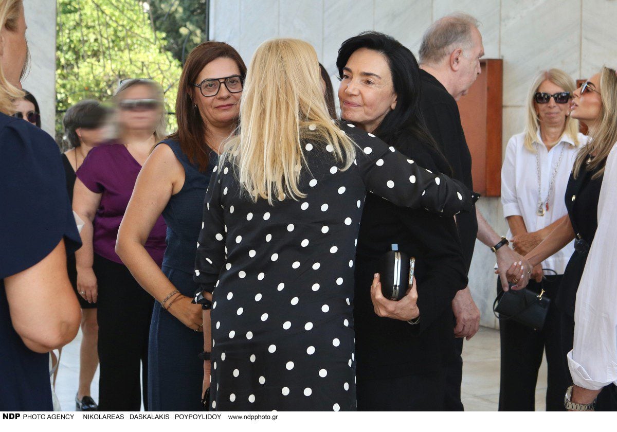 Ετήσιο μνημόσυνο για την 34χρονη Λένα Σαμαρά: Συγκινημένοι ο Αντώνης Σαμαράς και η σύζυγός του 13 Ετήσιο μνημόσυνο για τη Λένα Σαμαρά