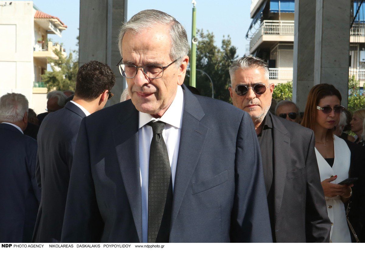 Ετήσιο μνημόσυνο για την 34χρονη Λένα Σαμαρά: Συγκινημένοι ο Αντώνης Σαμαράς και η σύζυγός του 12 Ετήσιο μνημόσυνο για τη Λένα Σαμαρά
