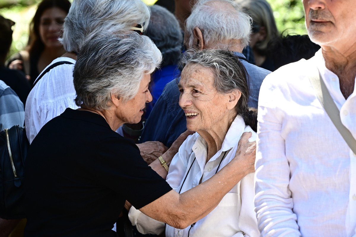 Κηδεία Στέλιου Ράμφου: Στα λευκά η σύζυγος και μία κόρη του – Τι αποκάλυψε ο ιερέας για τις τελευταίες στιγμές του 14 Η σύζυγος του Στέλιου Ράμφου
