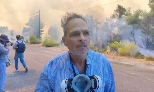 Σταμάτης Γαρδέλης από το μέτωπο της φωτιάς: «Το τελευταίο πράσινο που είχε μείνει στην Αττική το κάψαμε»