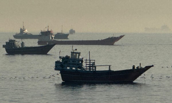 Ομάν – Ιράν: Σε συζητήσεις για έναν «προσωρινό διάδρομο ναυσιπλοΐας» μέσω των Στενών του Ορμούζ
