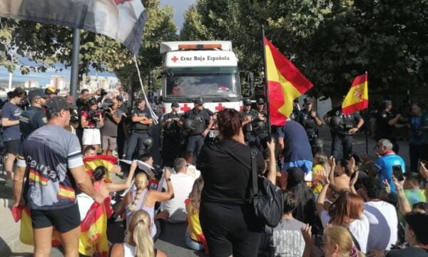 Ισπανία: Επεισόδια στη Θέουτα – Κάτοικοι έβαλαν φωτιά στον καταυλισμό μεταναστών – ΒΙΝΤΕΟ