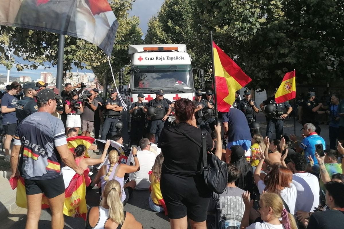 Ισπανία: Επεισόδια στη Θέουτα – Κάτοικοι έβαλαν φωτιά στον καταυλισμό μεταναστών – ΒΙΝΤΕΟ