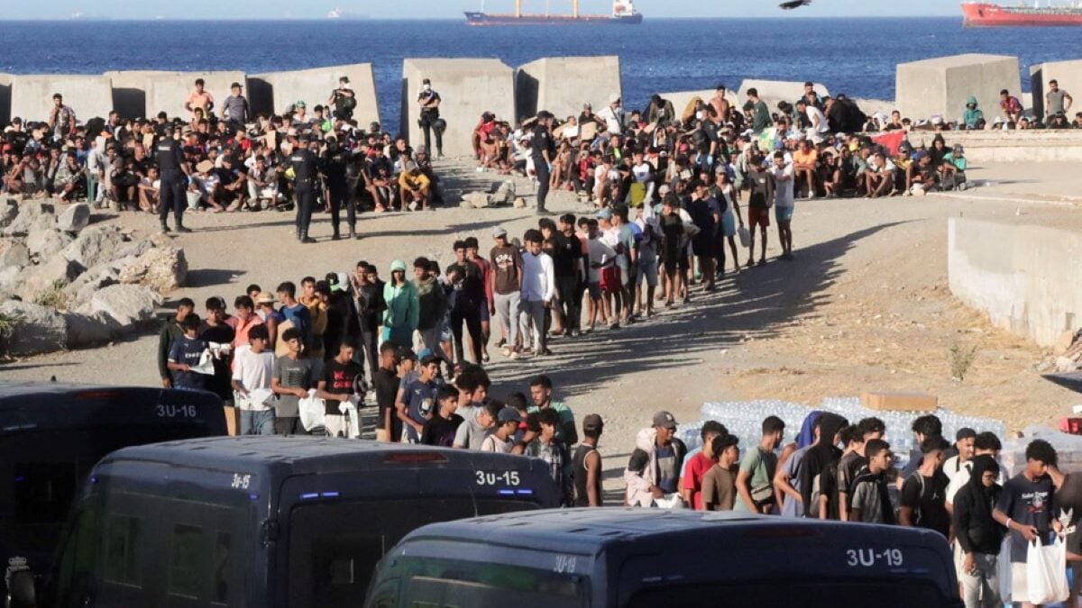 Επεισόδια στη Θέουτα: Ο υπουργός Εσωτερικών της Ισπανίας απαντά «Η βία δεν είναι η λύση» 1 Επεισόδια στη Θέουτα: Ο υπουργός Εσωτερικών της Ισπανίας απαντά «Η βία δεν είναι η λύση»