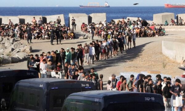 Επεισόδια στη Θέουτα: Ο υπουργός Εσωτερικών της Ισπανίας απαντά «Η βία δεν είναι η λύση»