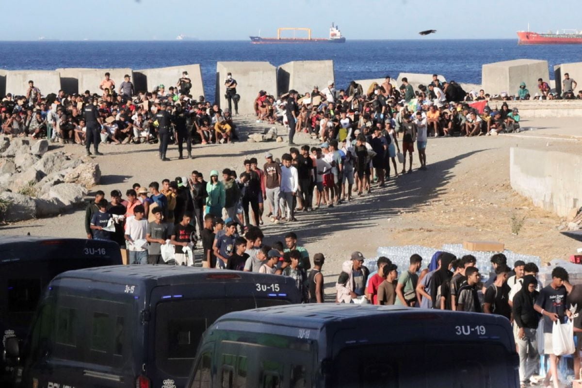 Επεισόδια στη Θέουτα: Ο υπουργός Εσωτερικών της Ισπανίας απαντά «Η βία δεν είναι η λύση»
