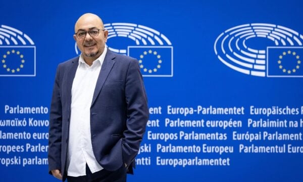 Νιαζί Κιζίλγιουρεκ: «Ντράπηκα που είμαι Τουρκοκύπριος» λέει ο πρώην ευρωβουλευτής για τις δολοφονίες Ισαάκ και Σολωμού