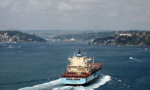 Bloomberg: Η Τουρκία μπλοκάρει τη διέλευση εμπορικών πλοίων στη Μαύρη Θάλασσα