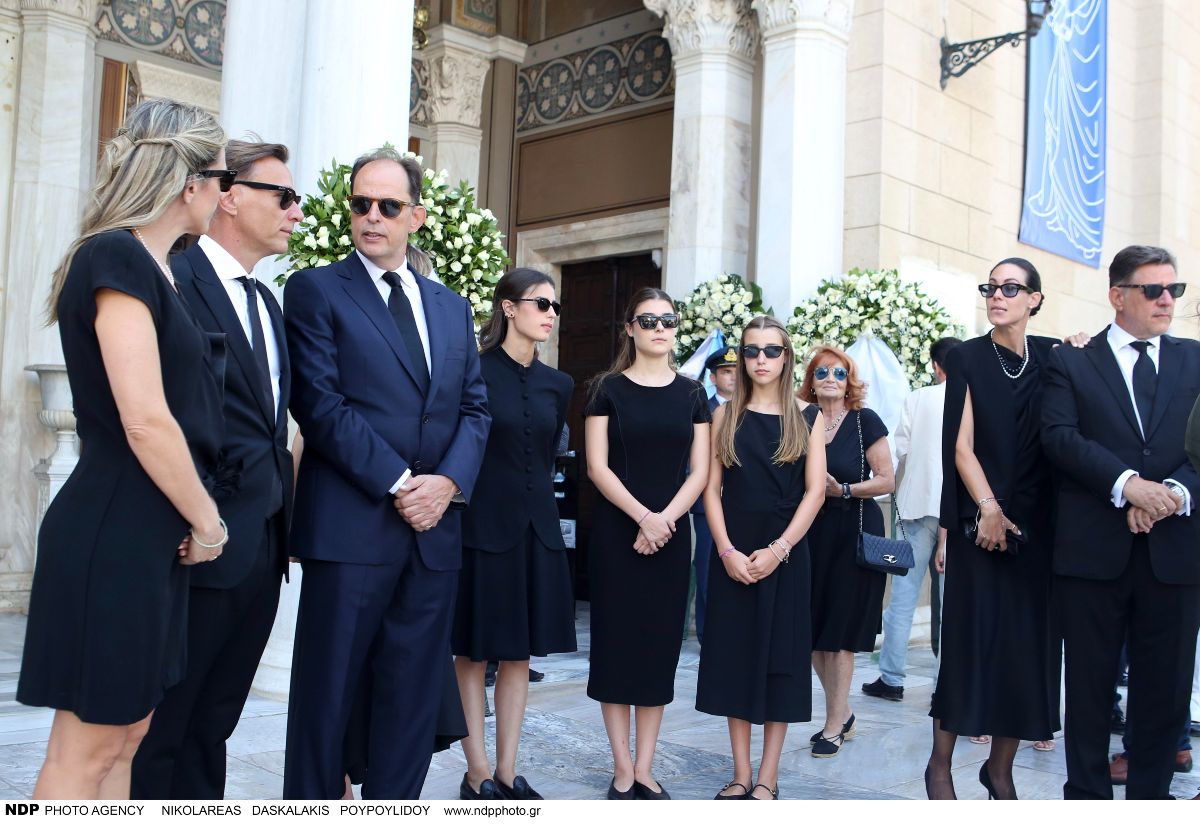 Ράγισαν καρδιές οι εγγονές του Γιάννη Βαρβιτσιώτη: «Παππού, μας λείπεις πολύ – Είναι τιμή μας που είμαστε εγγονές σου» 8 Η οικογένεια του Γιάννη Βαρβιτσιώτη