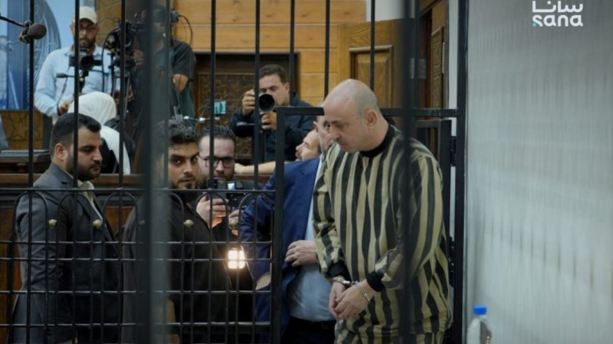 Συρία: Καταδικάστηκε σε θάνατο ο ξάδελφος του Μπασάρ αλ Άσαντ – Ισραηλινό σφυροκόπημα σε αεροπορική βάση 1 Συρία: Καταδικάστηκε σε θάνατο ο ξάδελφος του Μπασάρ αλ Άσαντ – Ισραηλινό σφυροκόπημα σε αεροπορική βάση