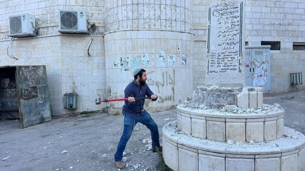 Δυτική Όχθη: Βίντεο με ακροδεξιό Ισραηλινό βουλευτή να καταστρέφει παλαιστινιακό μνημείο – Τον περιφρουρούσαν οι IDF 1 Δυτική Όχθη: Βίντεο με ακροδεξιό Ισραηλινό βουλευτή να καταστρέφει παλαιστινιακό μνημείο – Τον περιφρουρούσαν οι IDF