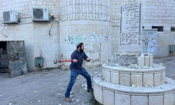 Δυτική Όχθη: Βίντεο με ακροδεξιό Ισραηλινό βουλευτή να καταστρέφει παλαιστινιακό μνημείο – Τον περιφρουρούσαν οι IDF