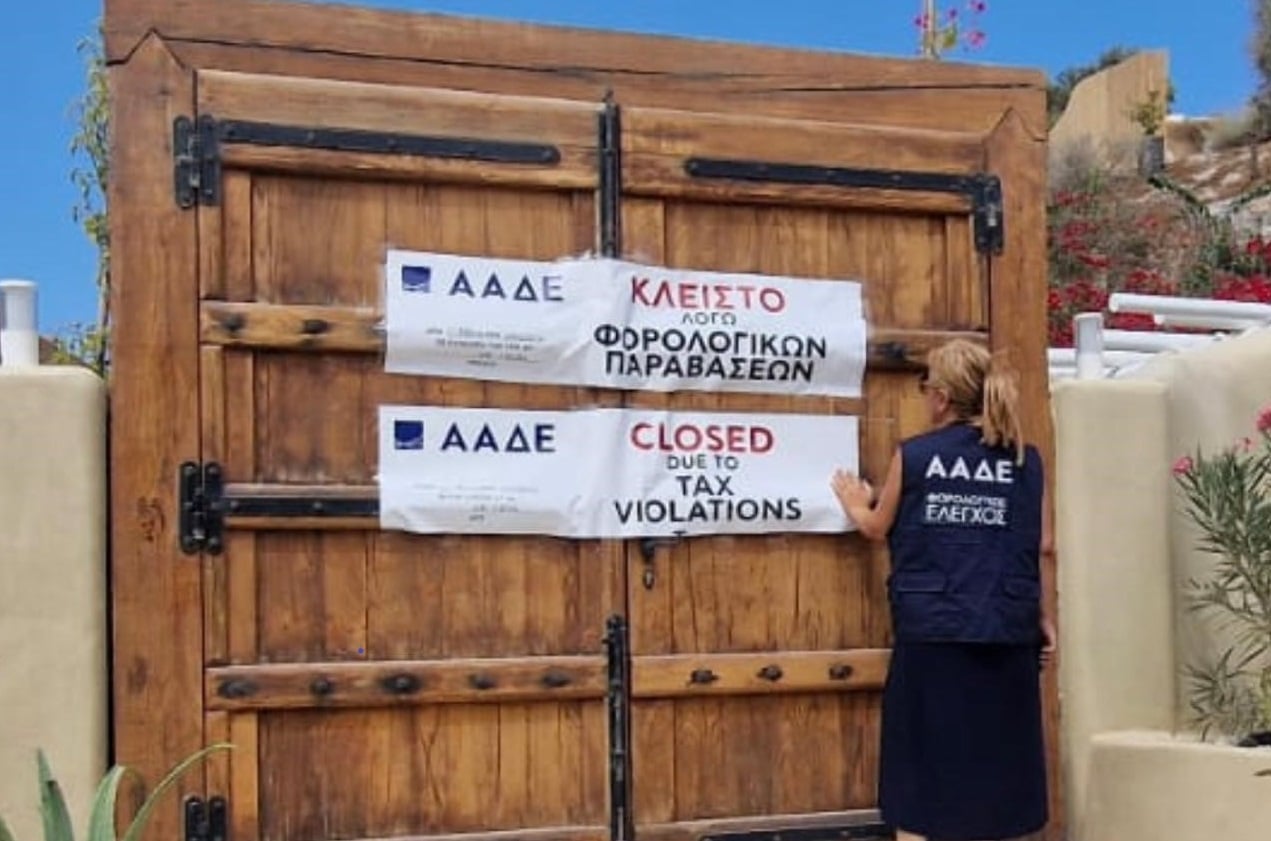 ΑΑΔΕ: 48ωρα λουκέτα και πρόστιμα σε εστιατόρια, mini market και ενοικιαζόμενα δωμάτια σε Σαντορίνη και Νάξο