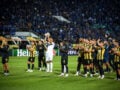 Οι παίκτες της ΑΕΚ ευχαρίστησαν τους 2.000 οπαδούς στο «Βασίλ Λέφσκι» και αποθεώθηκαν