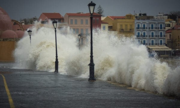 Καιρός: Κόκκινος συναγερμός στην Κρήτη με ριπές ανέμων 135 χλμ/ώρα, ζέστη, ξηρασία και ακραίο κίνδυνο πυρκαγιάς