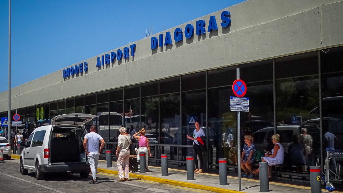 Ρόδος: Έκρυβαν στις αποσκευές τους 3.928 πακέτα με λαθραία τσιγάρα – Συνελήφθησαν στο αεροδρόμιο 2 γυναίκες 1 Ρόδος: Έκρυβαν στις αποσκευές τους 3.928 πακέτα με λαθραία τσιγάρα – Συνελήφθησαν στο αεροδρόμιο 2 γυναίκες