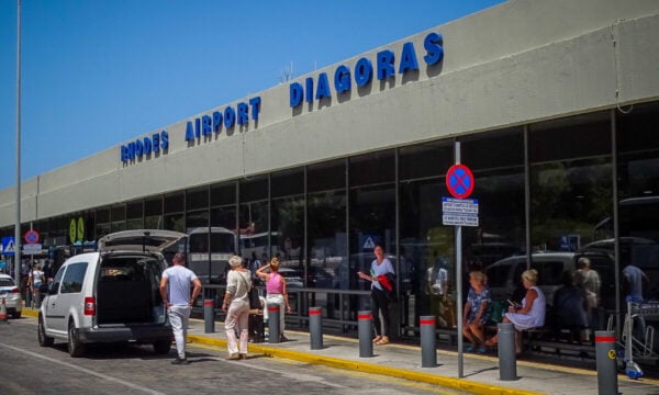 Ρόδος: Έκρυβαν στις αποσκευές τους 3.928 πακέτα με λαθραία τσιγάρα – Συνελήφθησαν στο αεροδρόμιο 2 γυναίκες