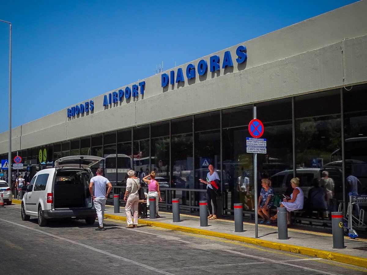Ρόδος: Έκρυβαν στις αποσκευές τους 3.928 πακέτα με λαθραία τσιγάρα – Συνελήφθησαν στο αεροδρόμιο 2 γυναίκες