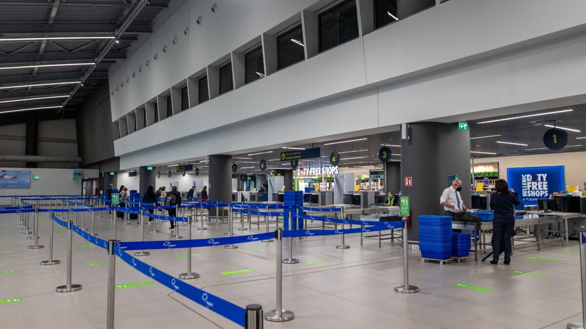Θεσσαλονίκη: Μεθυσμένος Άγγλος επιτέθηκε σε επιβάτες και πλήρωμα, έγινε αναγκαστική προσγείωση στο αεροδρόμιο «Μακεδονία» 1 Θεσσαλονίκη: Μεθυσμένος Άγγλος επιτέθηκε σε επιβάτες και πλήρωμα, έγινε αναγκαστική προσγείωση στο αεροδρόμιο «Μακεδονία»