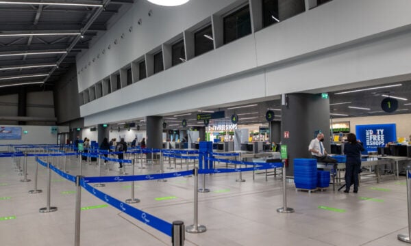 Θεσσαλονίκη: Μεθυσμένος Άγγλος επιτέθηκε σε επιβάτες και πλήρωμα, έγινε αναγκαστική προσγείωση στο αεροδρόμιο «Μακεδονία»