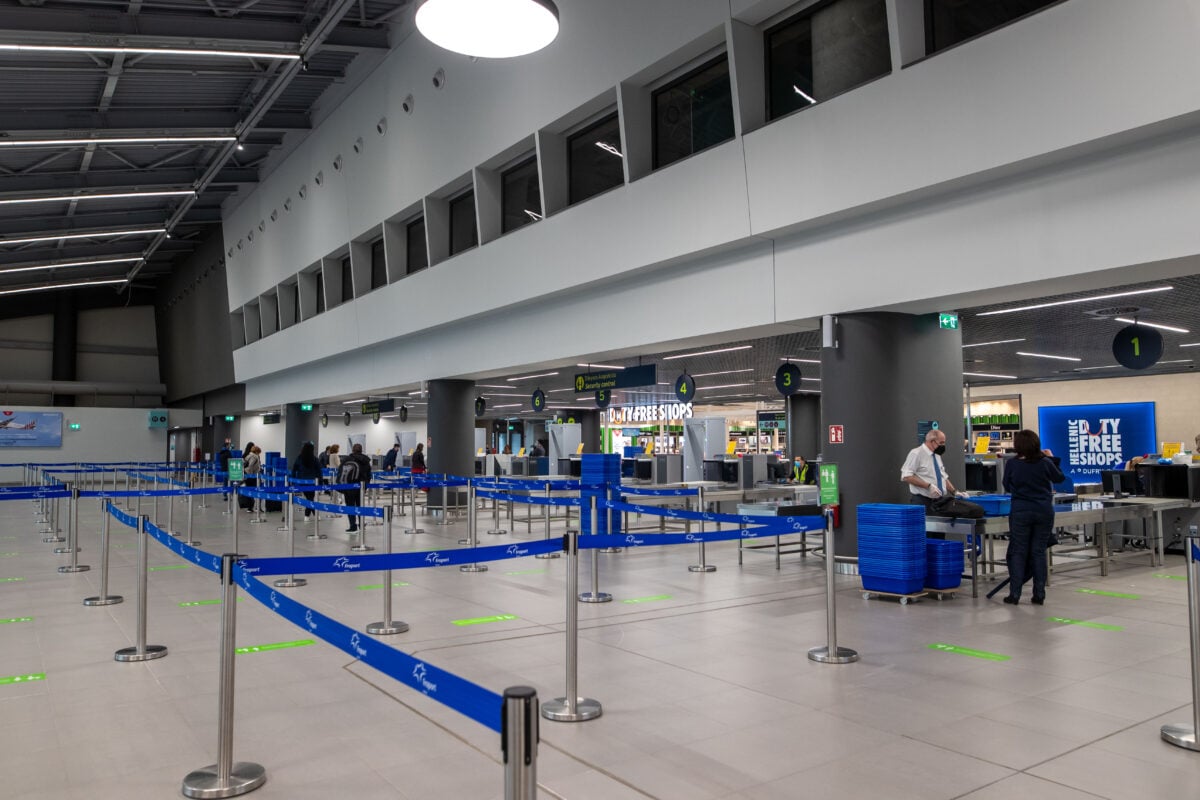 Θεσσαλονίκη: Μεθυσμένος Άγγλος επιτέθηκε σε επιβάτες και πλήρωμα, έγινε αναγκαστική προσγείωση στο αεροδρόμιο «Μακεδονία»