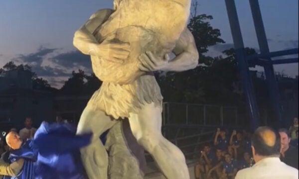 Άγαλμα του Τίτορμου, «φύλακας» στο γήπεδο του Παναιτωλικού – Αποκαλυπτήρια από τους Αγρινιώτες
