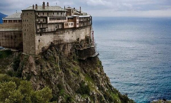Άγιο Όρος: Θρησκευτικός τουρισμός σε άνοδο, έσοδα σε πτώση