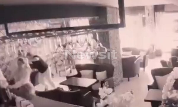 Άγιος Παντελεήμονας: Βίντεο ντοκουμέντο από τη στιγμή της εμπρηστικής επίθεσης στην καφετέρια – «Δεν με έχει απειλήσει κανένας, δεν το περίμενα», λέει ο ιδιοκτήτης