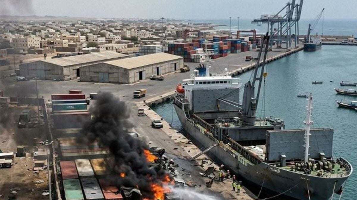 Υεμένη: Χούθι έπληξαν με βαλλιστικούς πυραύλους το λιμάνι της Αλ Μόχα 1 Υεμένη: Χούθι έπληξαν με βαλλιστικούς πυραύλους το λιμάνι της Αλ Μόχα