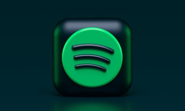 Spotify: Βάζει «ταμπέλα» στους AI καλλιτέχνες και τους κόβει από εξατομικευμένες προτάσεις