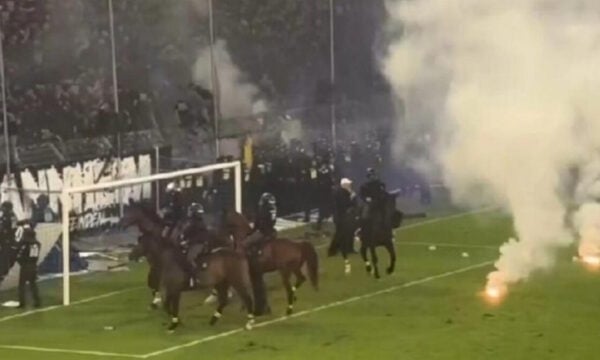 Επεισόδια, έφιππη αστυνομία και διακοπή στο ντέρμπι Βάλντχοφ Μάνχαϊμ – Καϊζερσλάουτερν